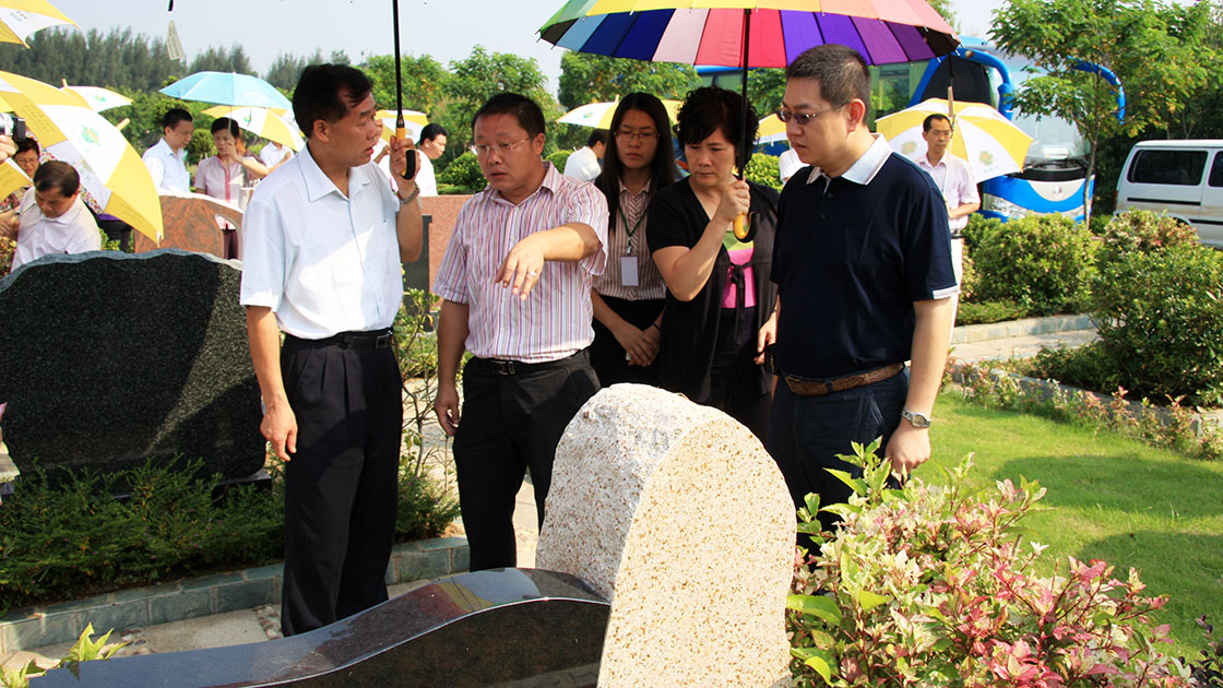 2省市民政领导参观艺术墓区1120.jpg 2省市民政领导参观艺术墓区1120.jpg