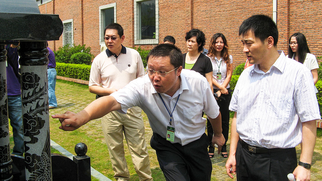 4公司领导向民政部李波副司长介绍新样碑区1120.jpg 4公司领导向民政部李波副司长介绍新样碑区1120.jpg