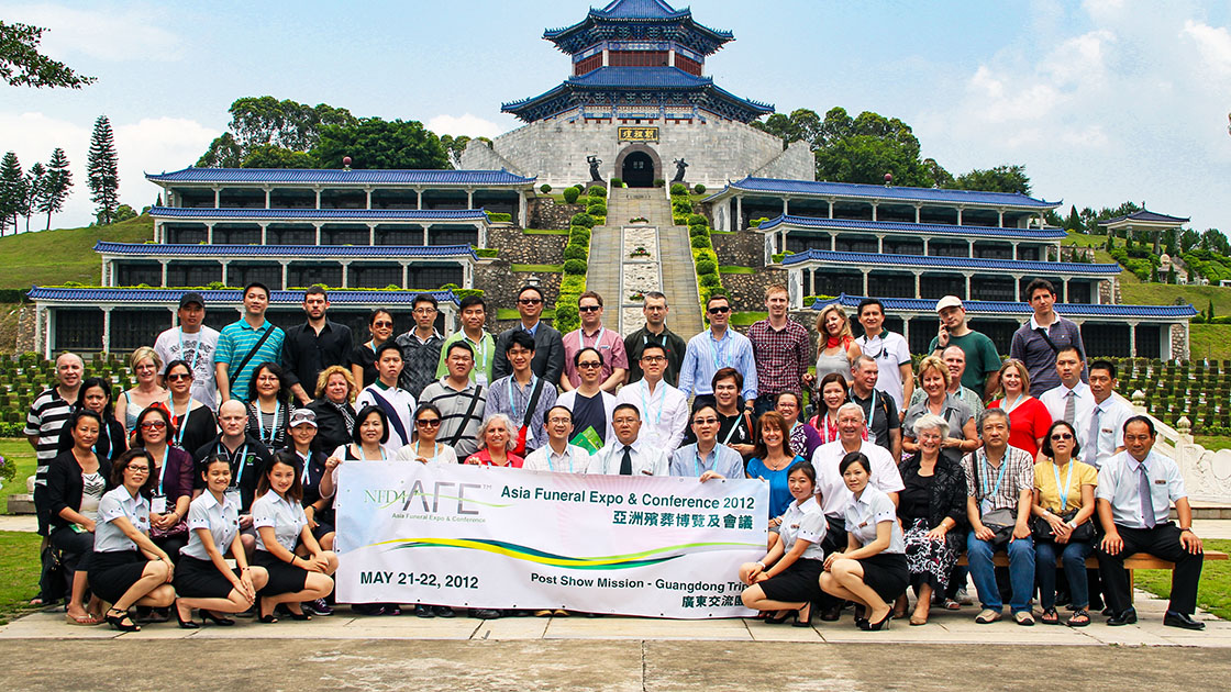 5亚洲殡葬博览会参观团与公司员工集体合影留念1120.jpg