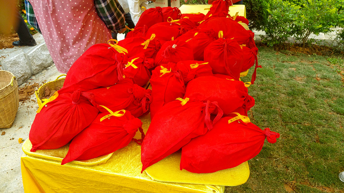 5花坛葬降解骨灰落葬1120.jpg
