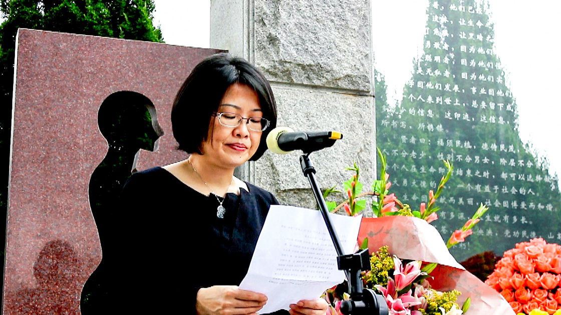 省红十字会常务副会长冯玲女士宣读捐献者名单1120.jpg