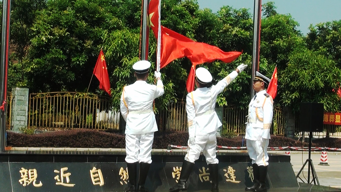 隆重庄严的升旗仪式1120.jpg