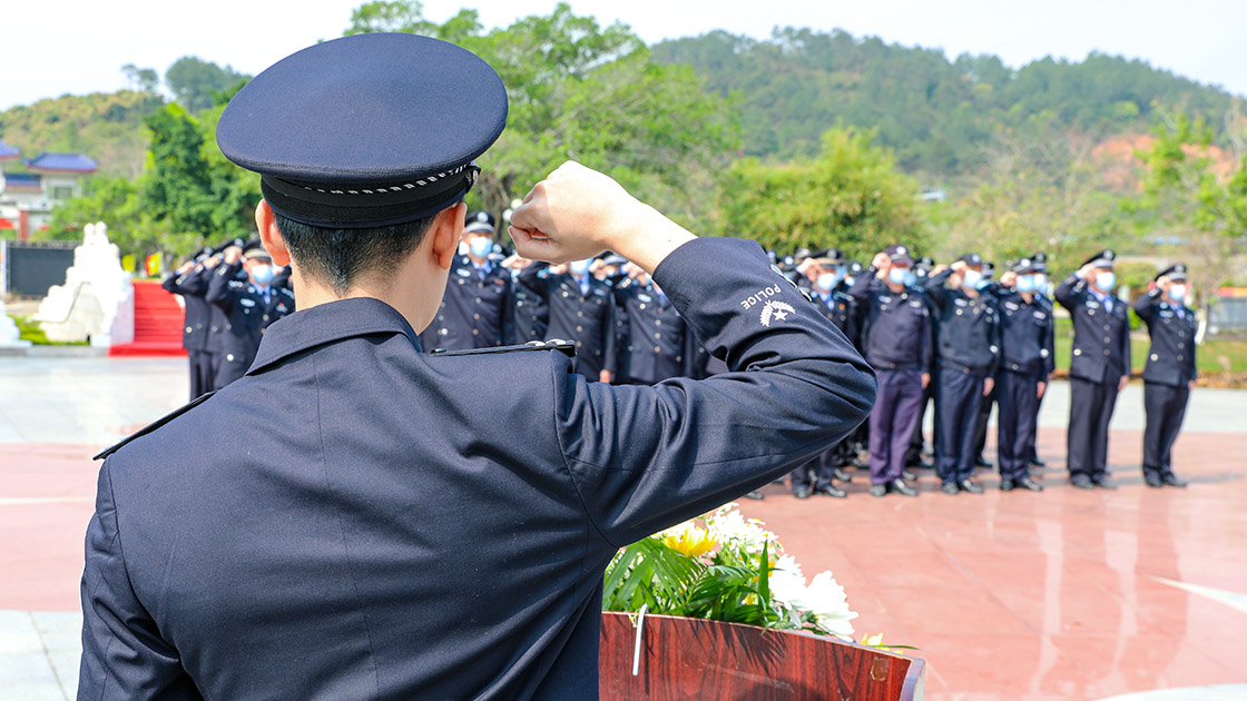 3在团旗下进行庄严宣誓1120.jpg