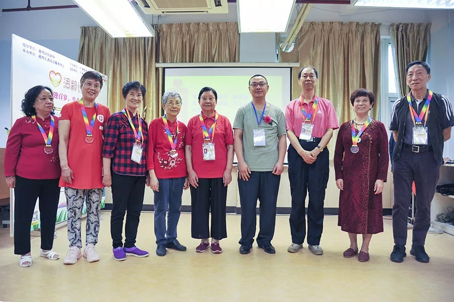 5机构书记为2019-2020年度志愿服务200小时及以上的个人志愿者颁发金奖900x599.jpg