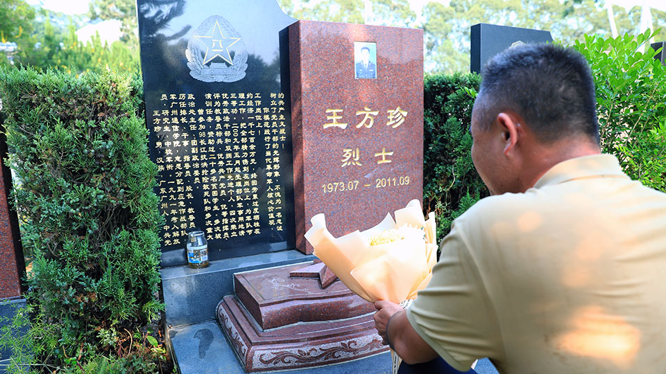 4向王方珍烈士献花.jpg