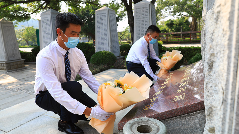 6向红会纪念碑献花.jpg